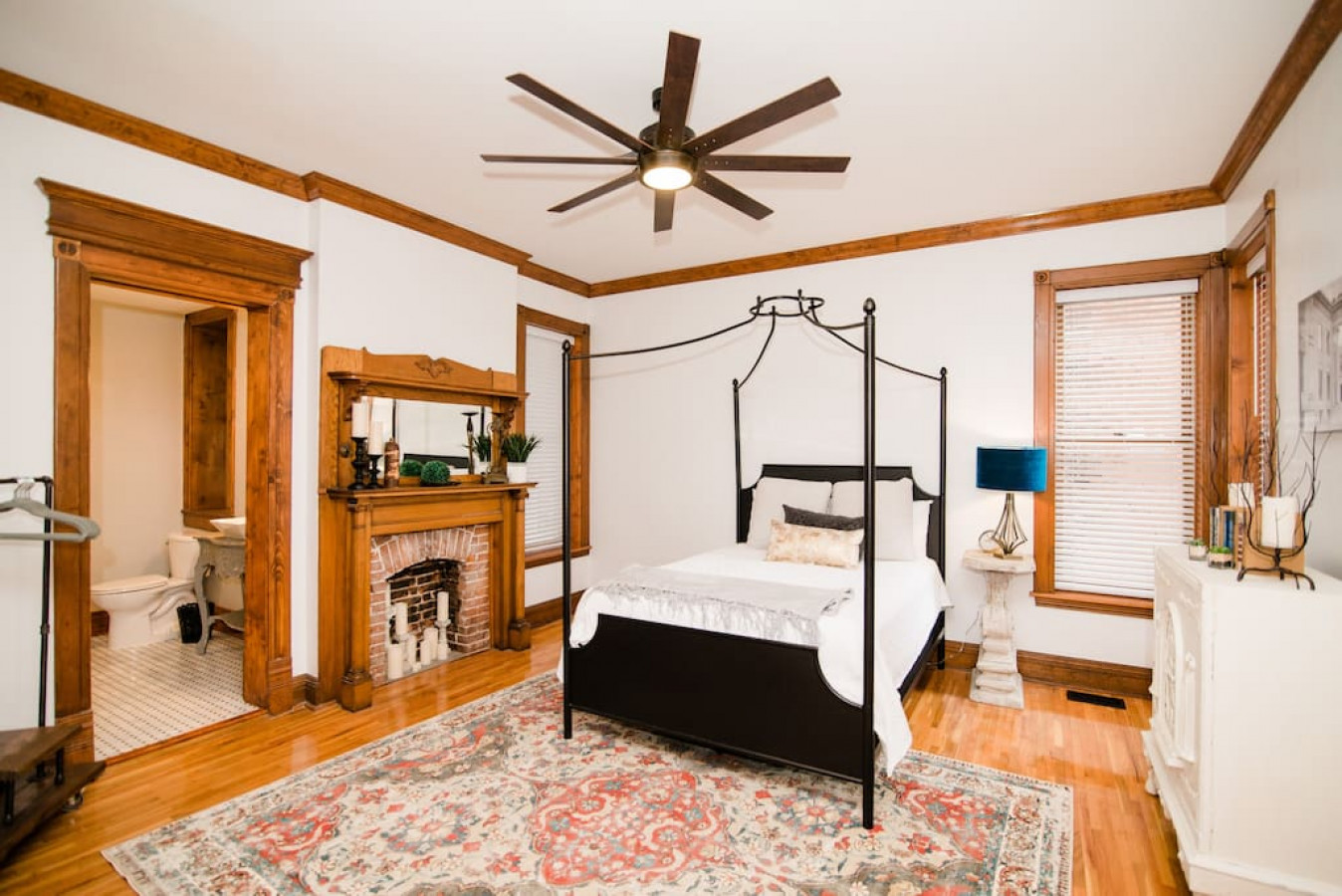 Charming Victorian Suite With Original Woodwork - Unique Downtown Retreat - Jefferson City, MO