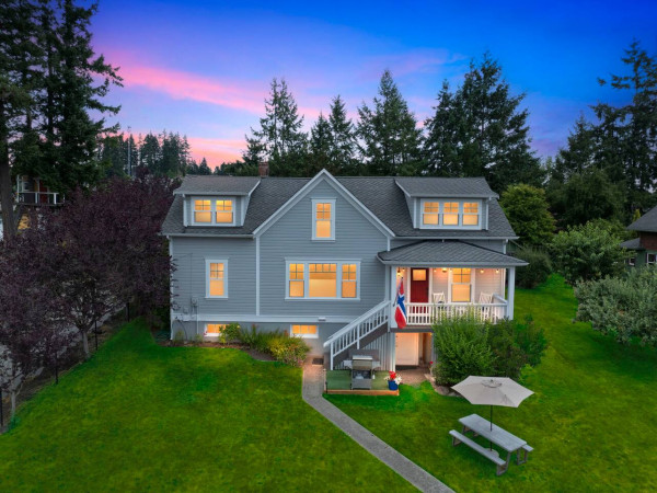 The Viking House - Steps from Downtown Poulsbo!