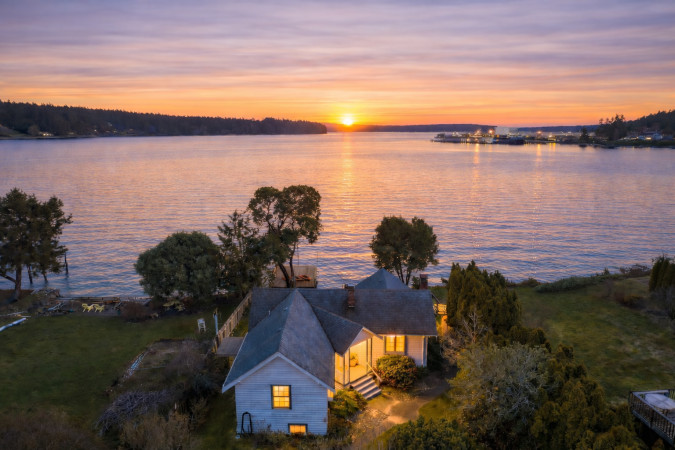 Timeless Tides Cottage | Waterfront, Sauna, Kayaks
