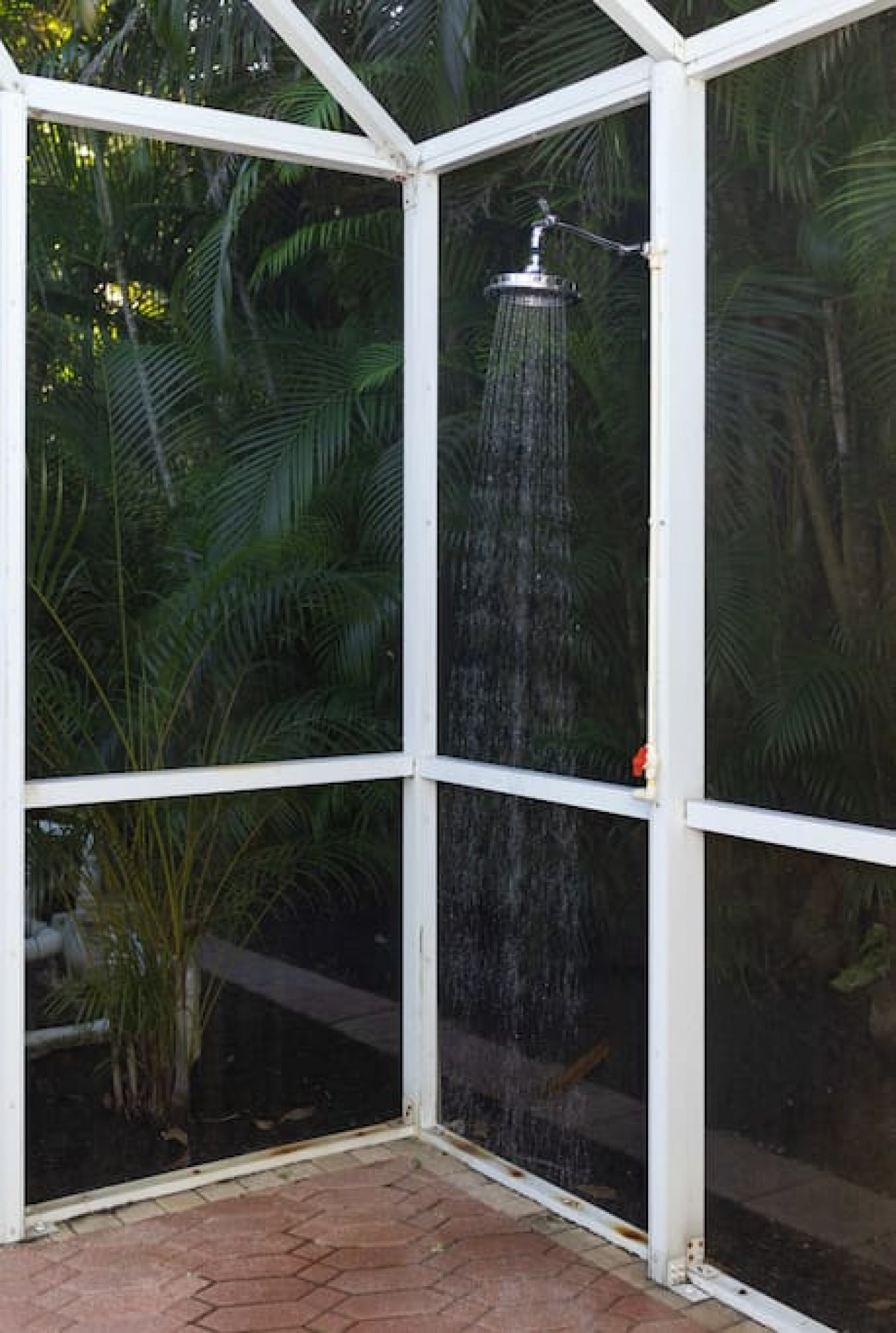 Wash off in the refreshing outdoor shower before or after using the pool