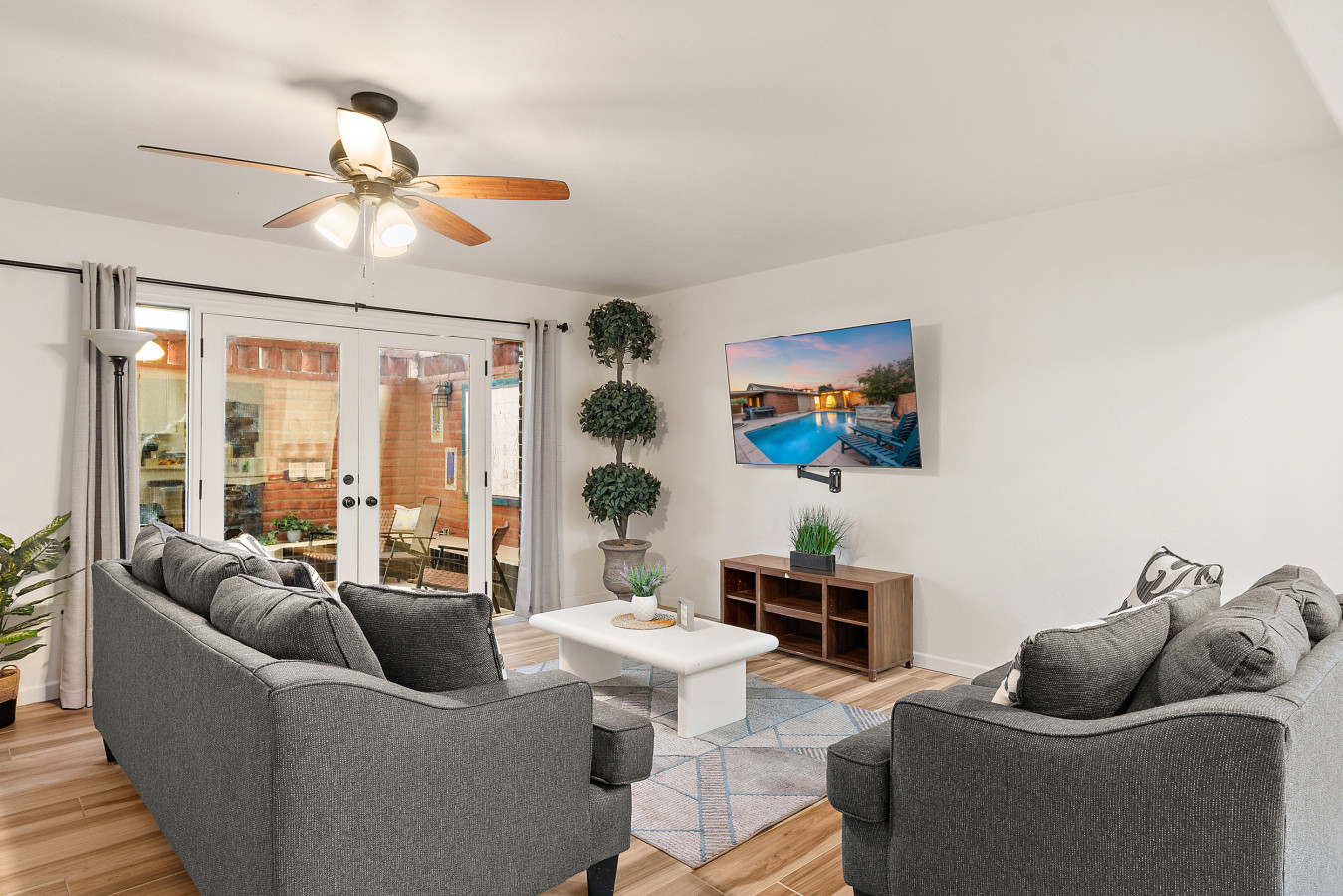 5247 e 6th st-10.jpg