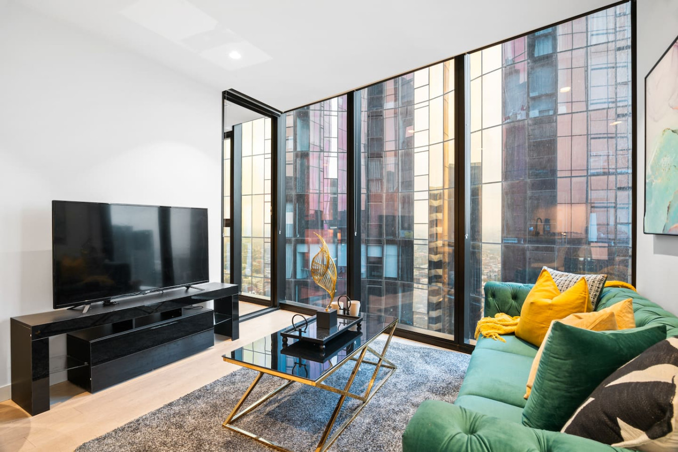 Lavish 2B City APT w/ Pool, Sauna, Gym