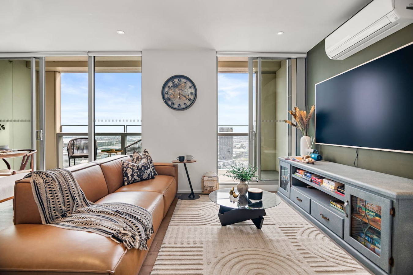 Gorgeous Sub Penthouse with 2 x Parking, Pool, Gym