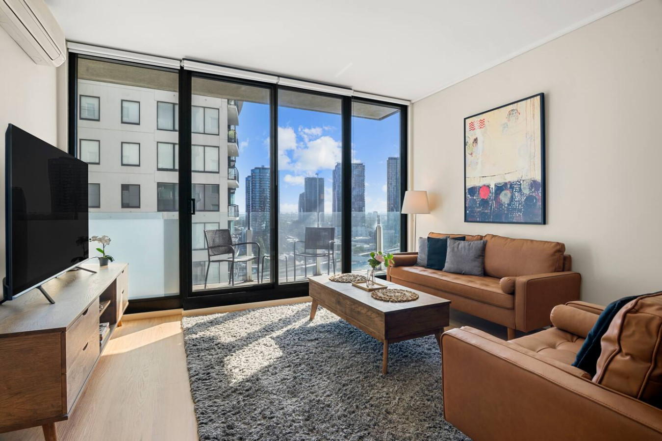 Super Central Apt with Parking, Tennis, Pool & Gym