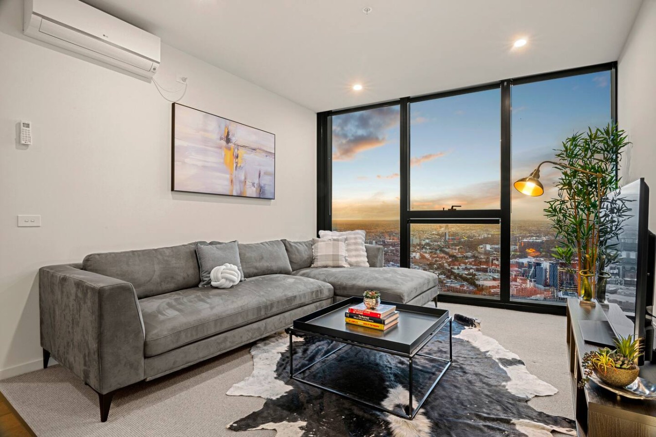 Unforgettable Level 61 CBD Views 3BR w/pool & gym