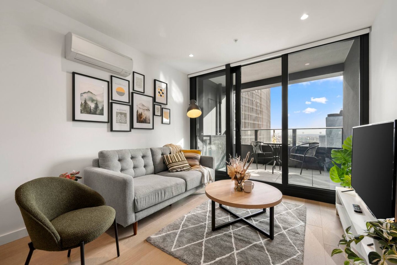 Contemporary Elegance w/ Serene Views, Pool & Gym