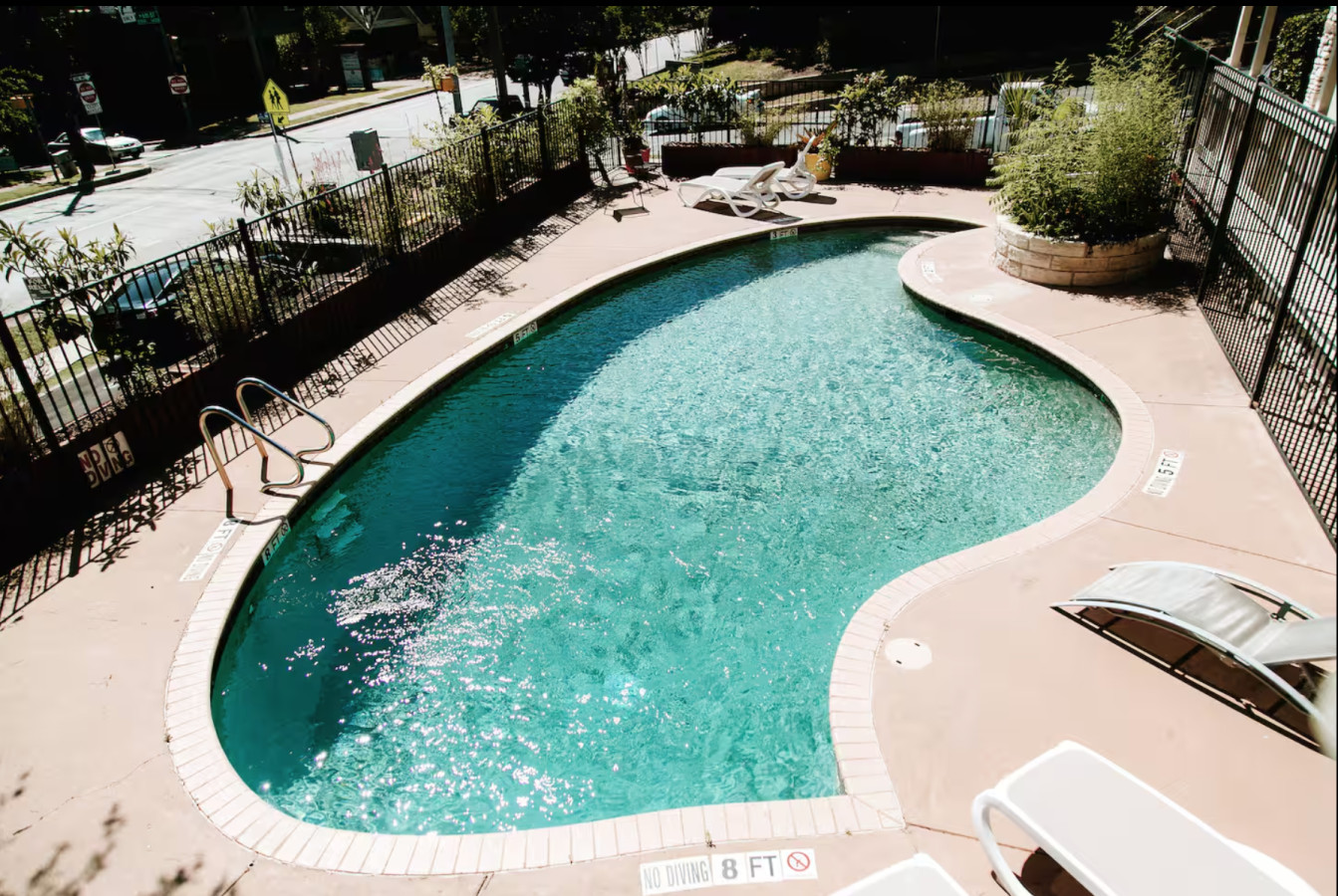 6th St Gem | Cool Pool, Free Parking, Great Vibes - Austin, TX