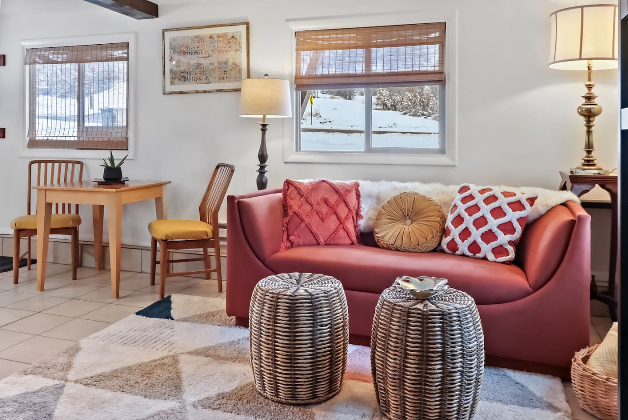 Spruce unit 1 Butte view-creek -big yard- dog friendly 10 minutes DT Durango!