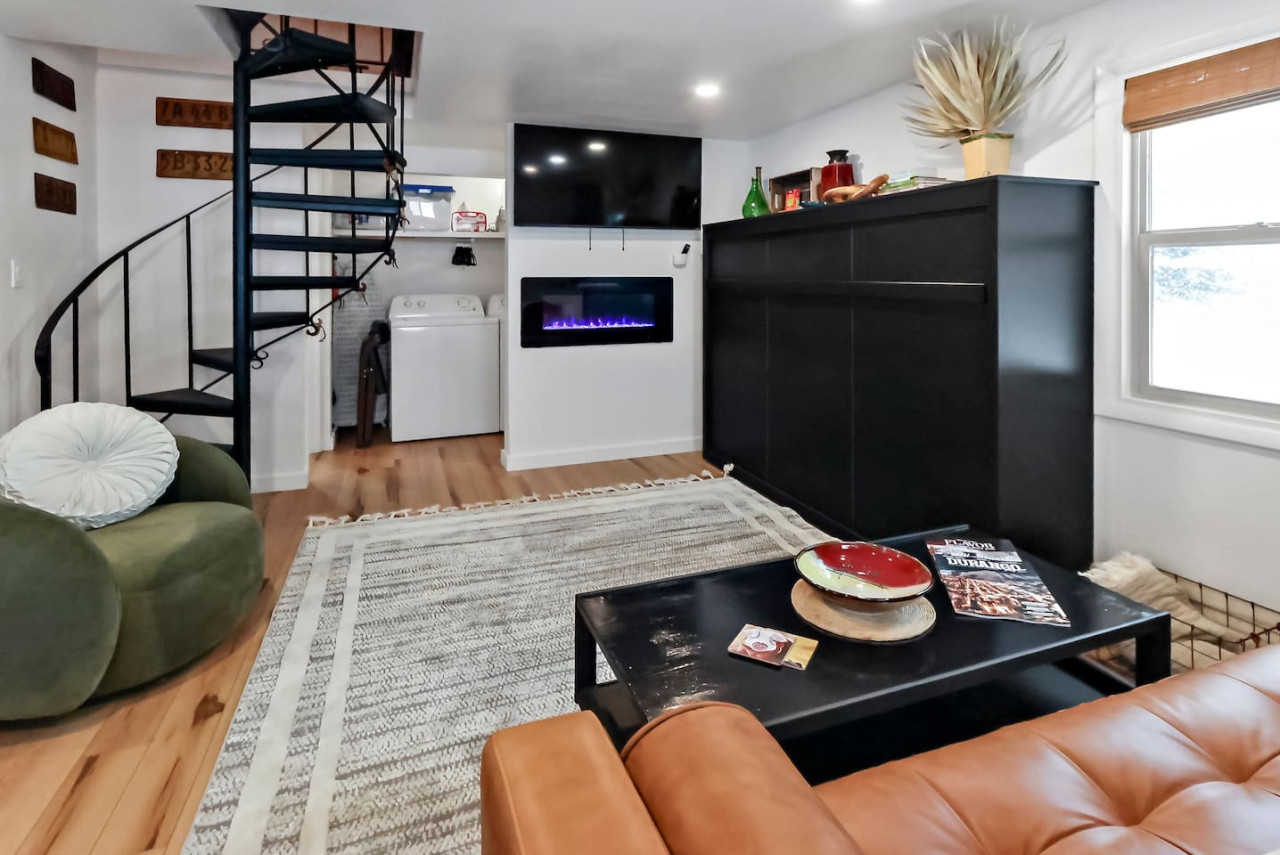 Pine unit 2 Butte view-creek-big yard-dog friendly 10 minutes DT Durango!