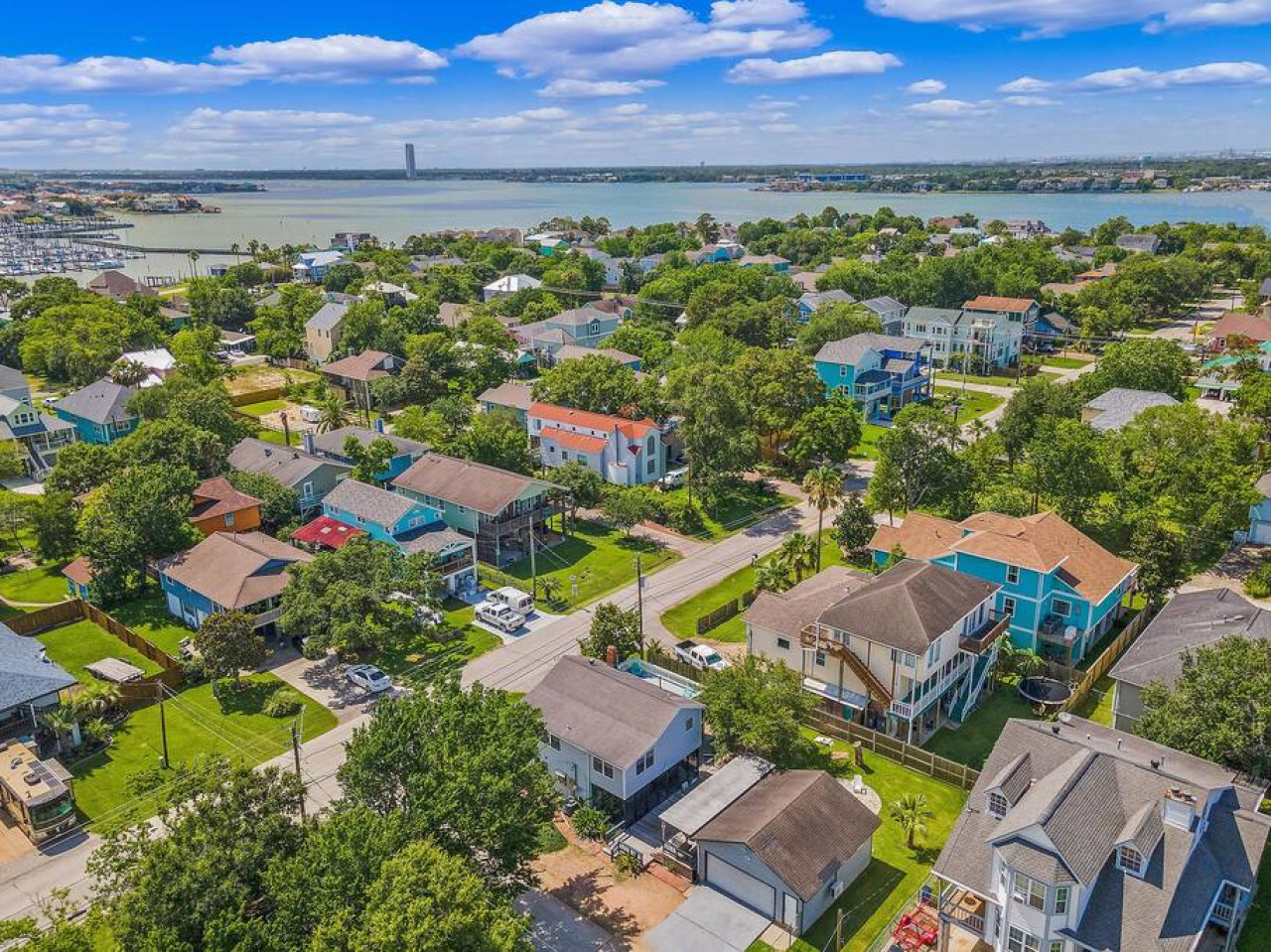 Explore Kemah & unwind in this comfortable retreat
