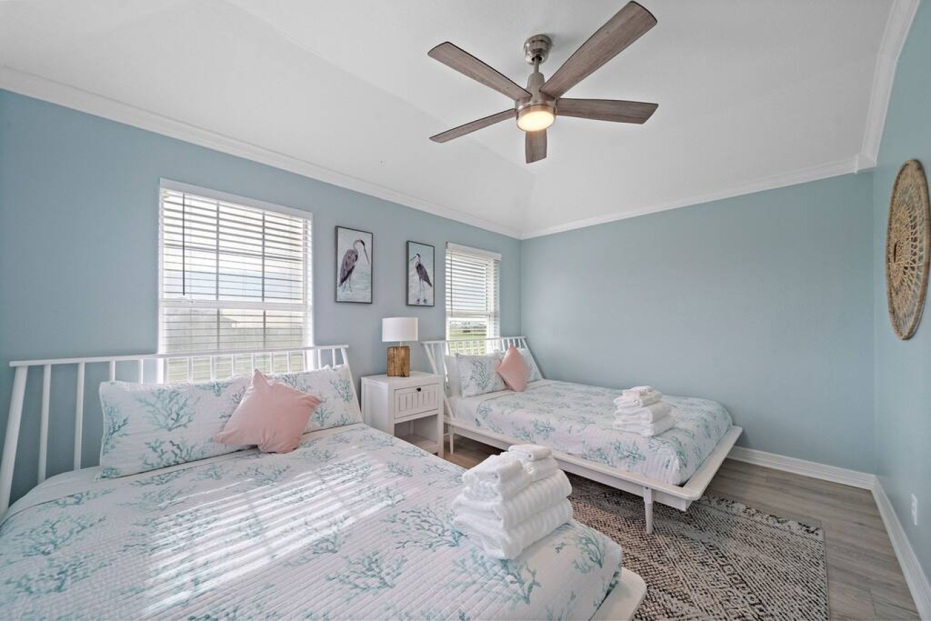 Discover the magic of comfort and contemporary design with these queen beds