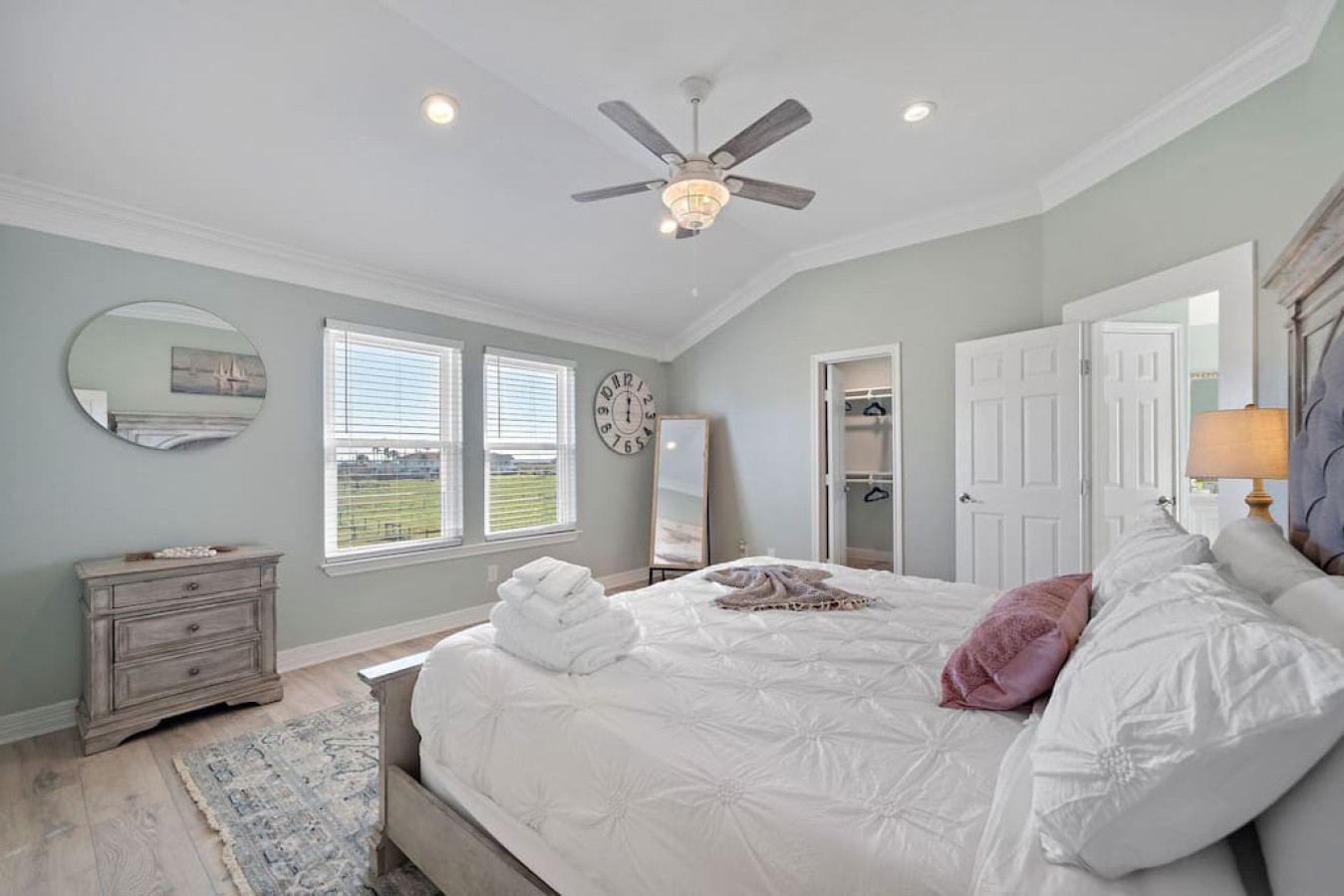 Unwind in the chic simplicity of this stylish sleeping retreat with this king-sized bed