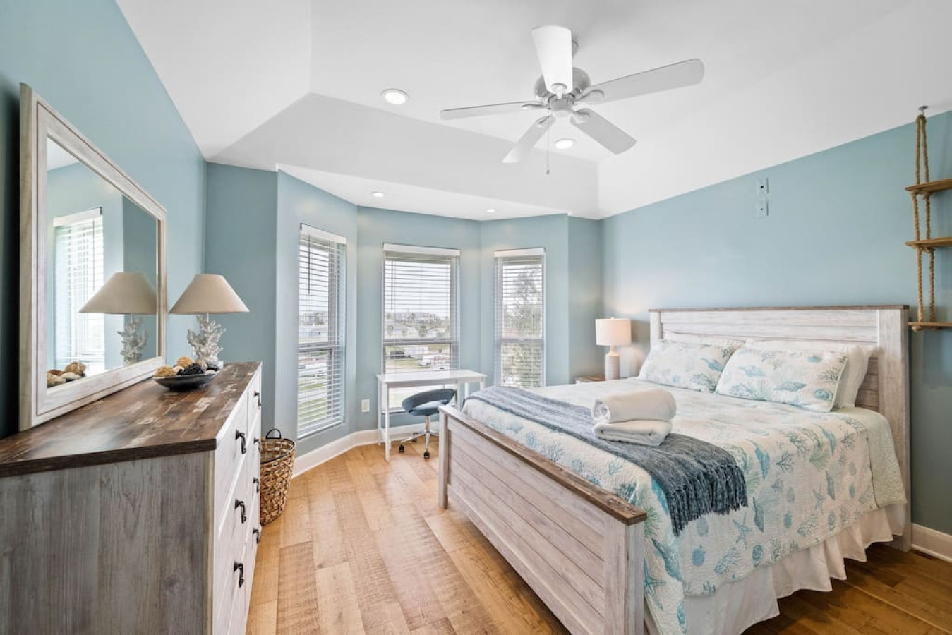 This bedroom has a queen sized bed