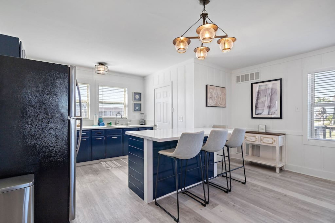 A kitchen perfect for preparing meals for the family!