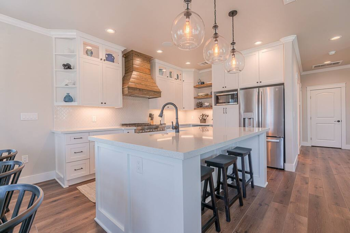A kitchen perfect for preparing meals for the family!