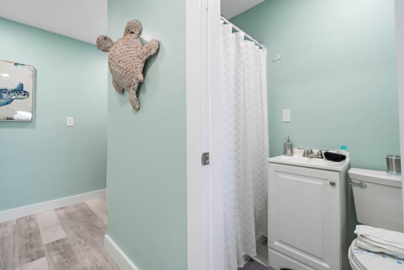 The additional full bathroom between the laundry room and bedroom