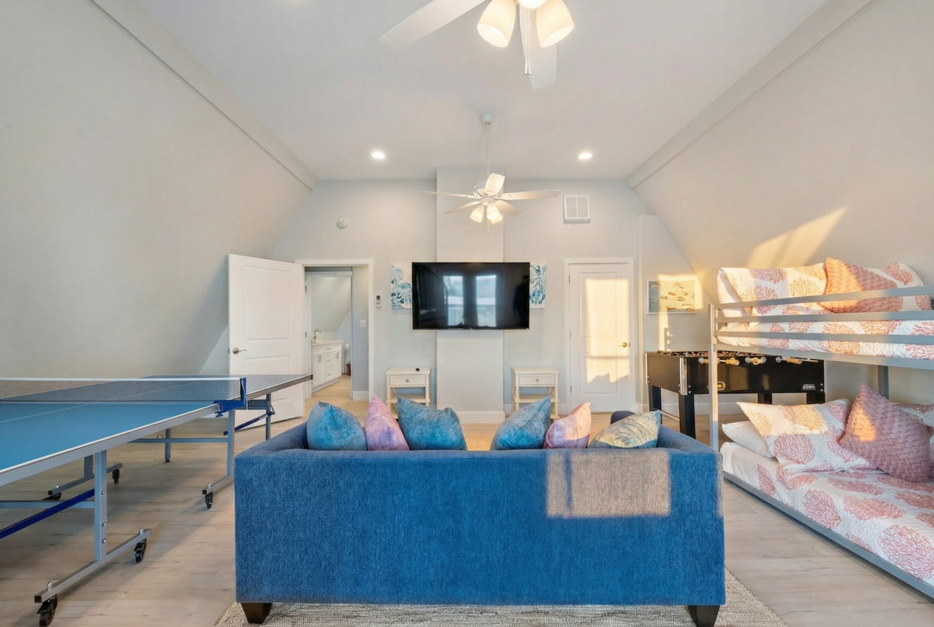 Share memorable moments in this well-designed and inviting game area with 2 full/full bunk bed
