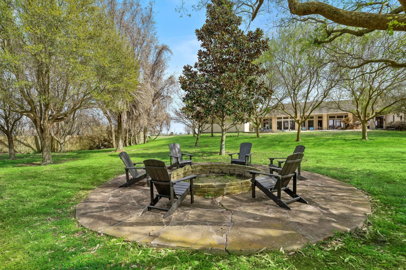 You’ll love this fire-pit with seating for 6, perfect for s’mores with the kids!