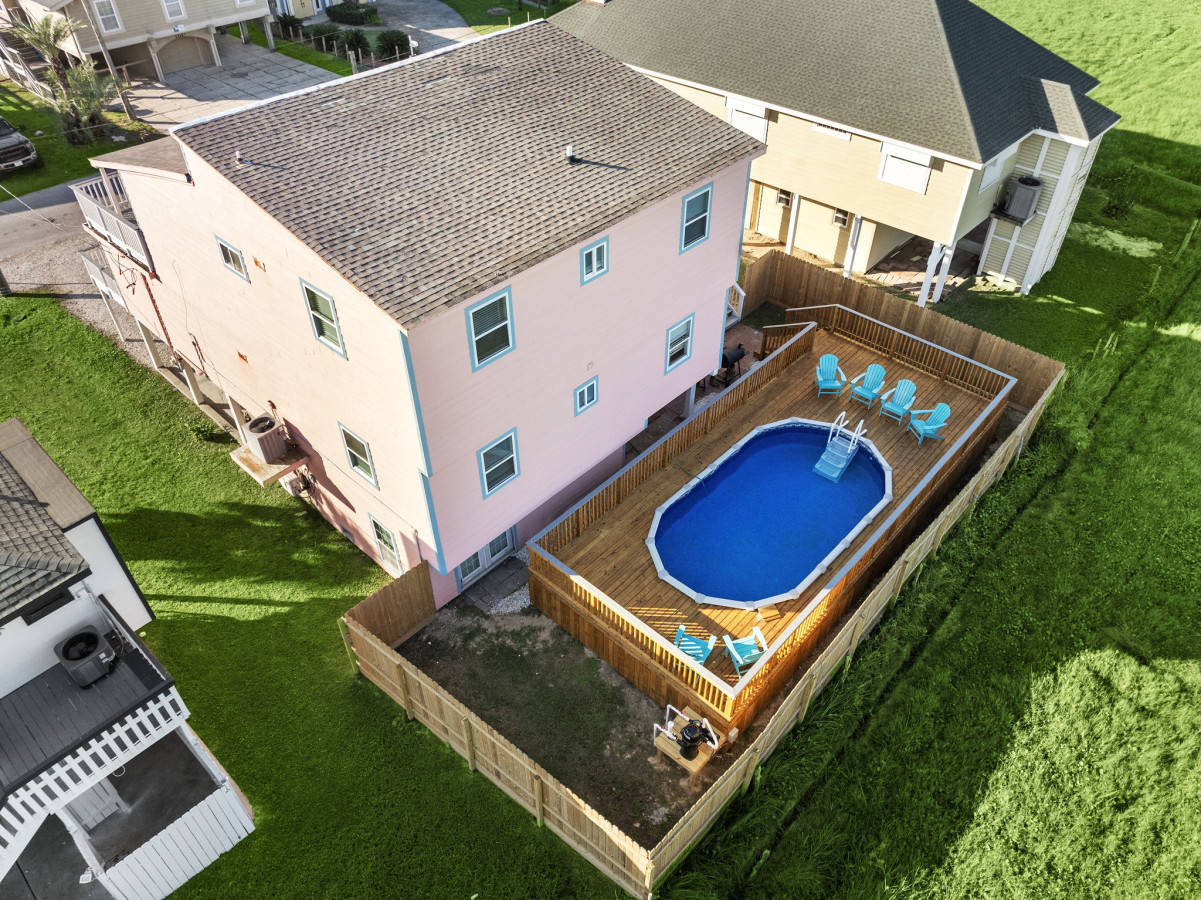 Relax by the pool & soak up the Texas sunshine