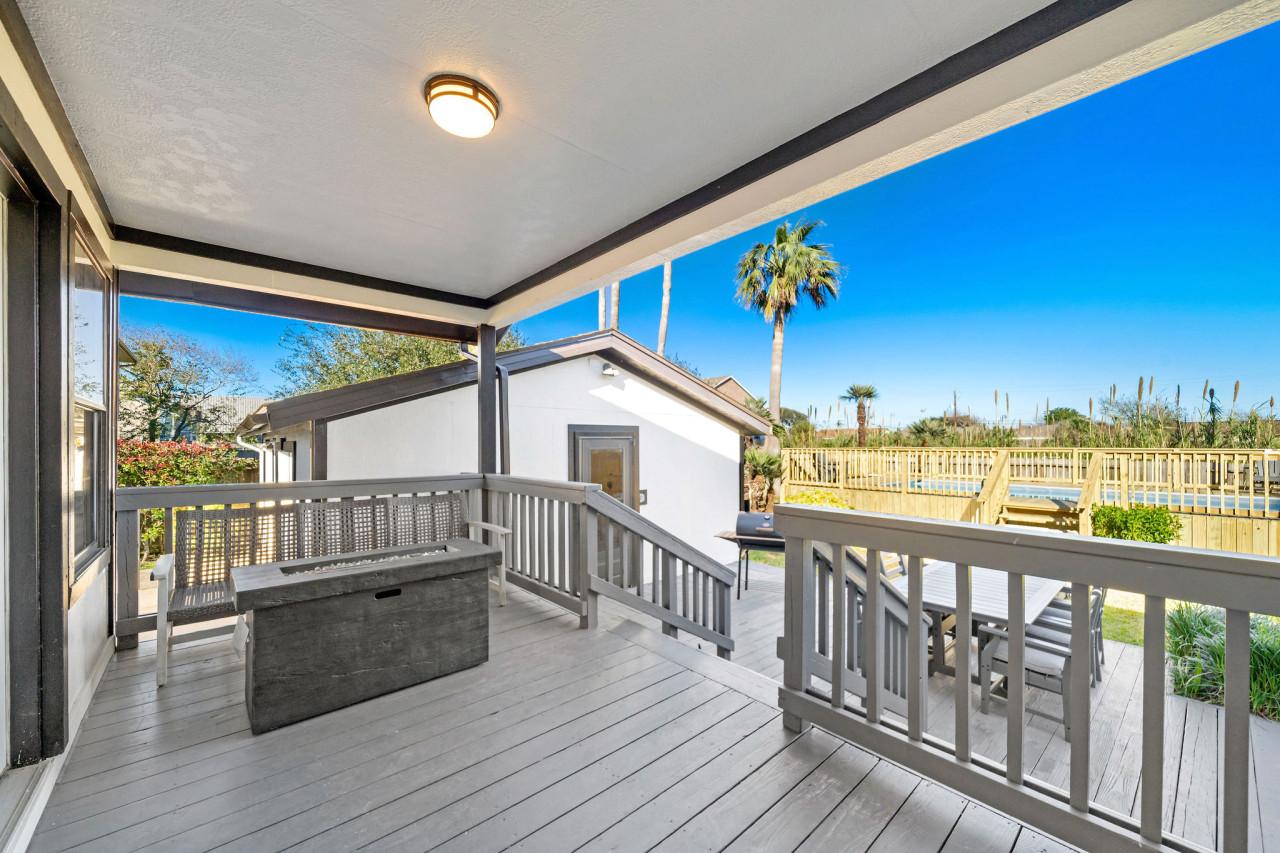 Book today and come relax on the charming porch