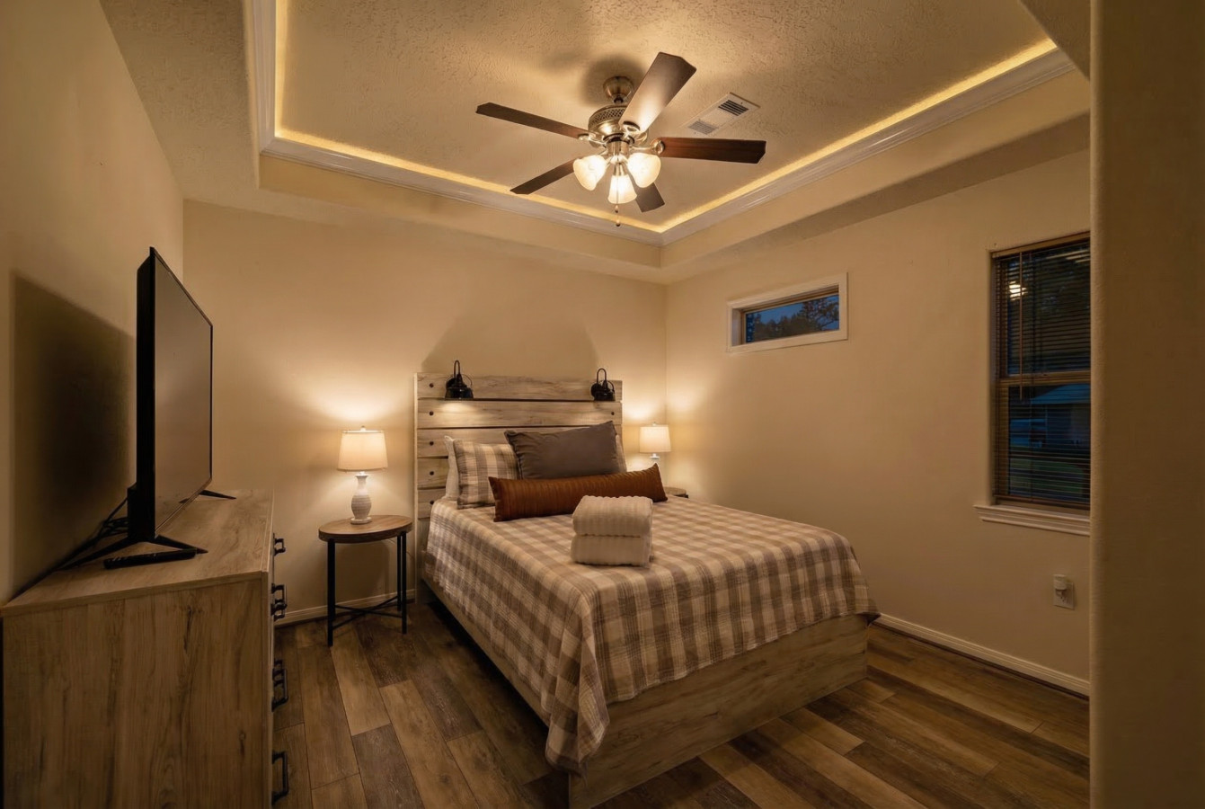This bedroom has a queen sized bed