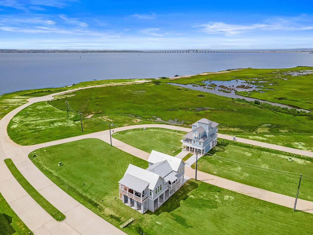 Explore Galveston & unwind in this comfortable retreat