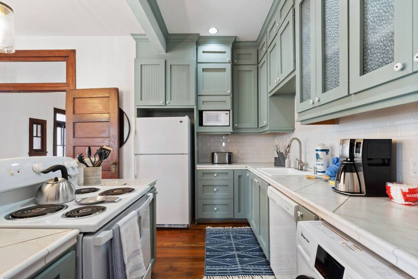 A modern kitchen oasis for cooking enthusiasts