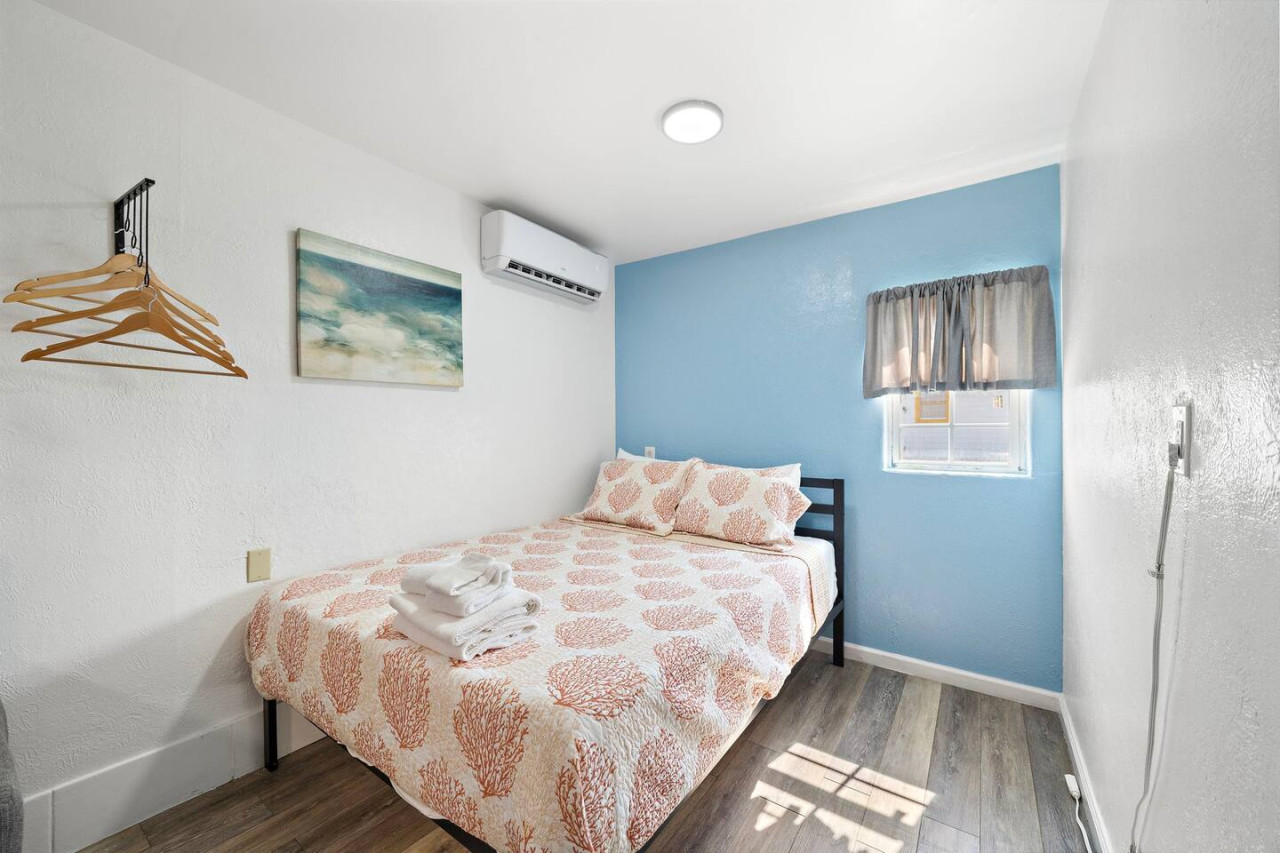 This bedroom has a queen bed