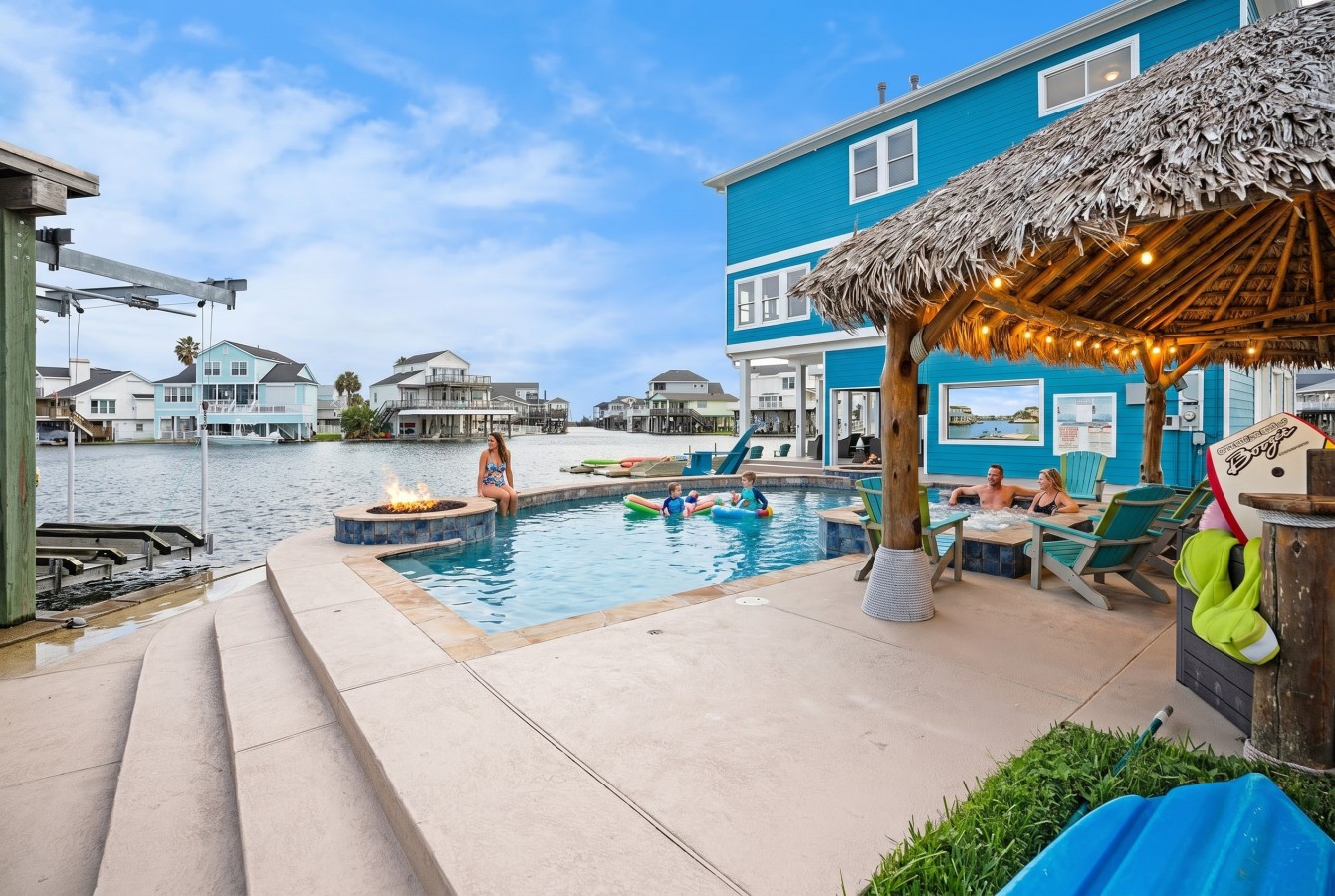 Relax by the pool & soak up the Texas sunshine