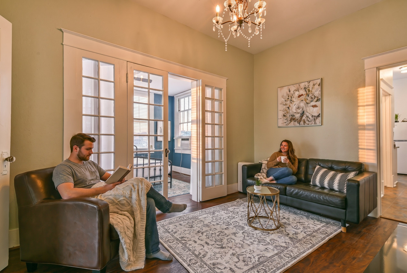 Ruby Suite - Curl up with a good book in the inviting living room