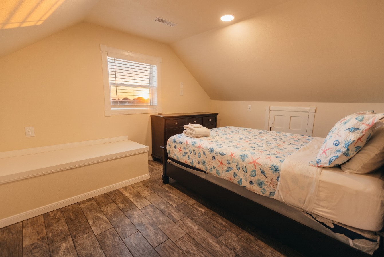 This bedroom has a queen sized bed