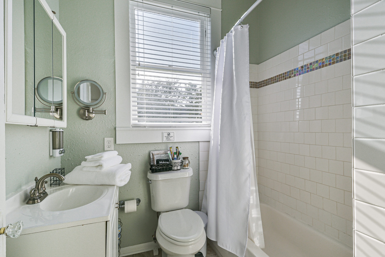 Pearl Suite - Unwind in this beautiful bathroom