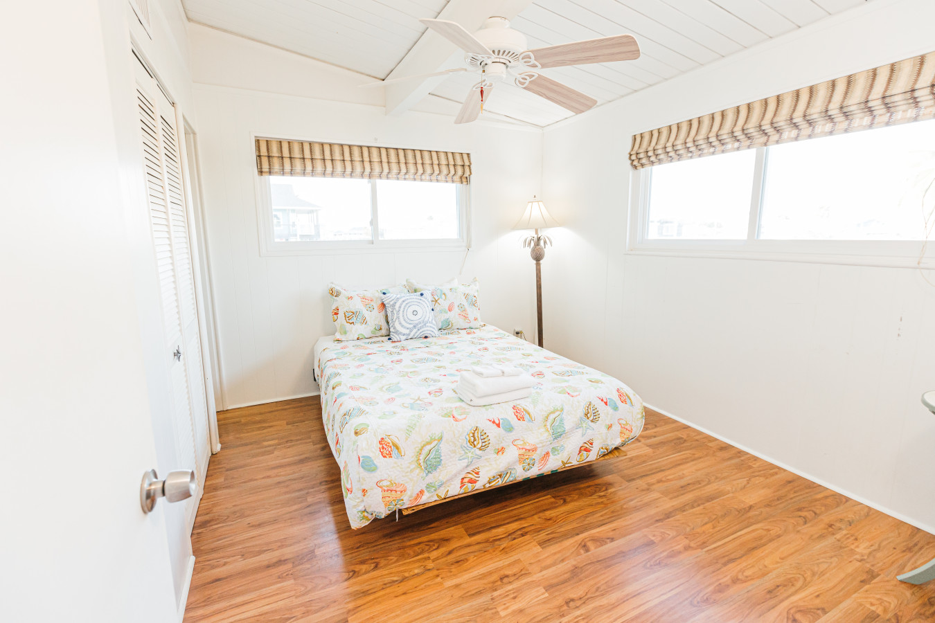 This bedroom has  a queen size bed