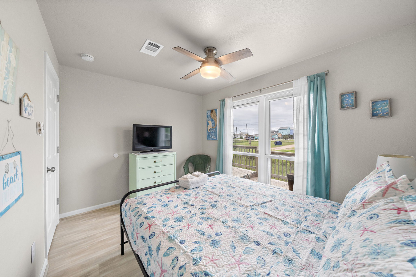 This bedroom has a queen sized bed