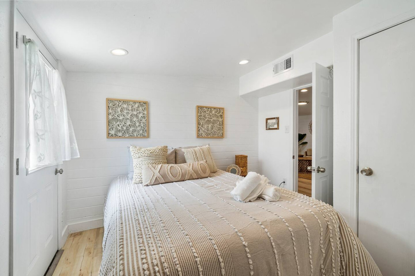 This bedroom has a queen sized bed