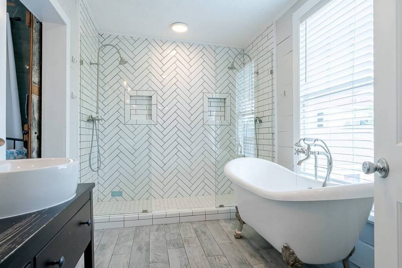 Another angle of the bathroom