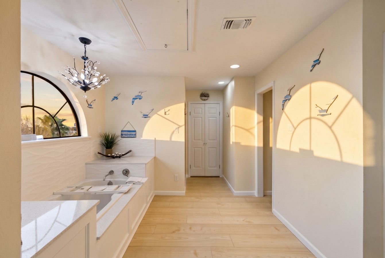 Spa-inspired tub with open hallway access