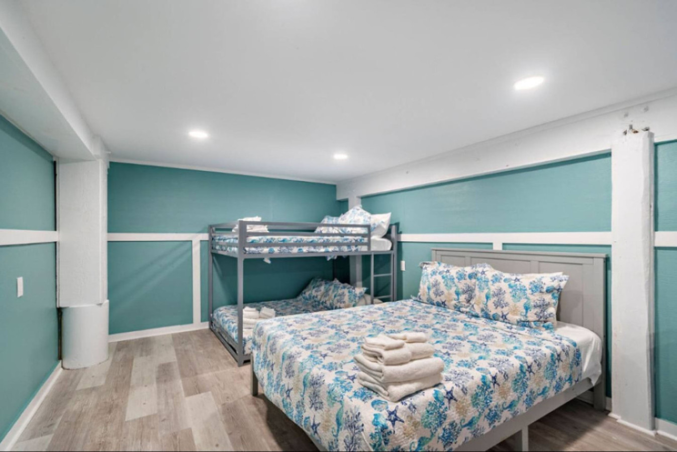 This room has (a queen sized bed and full-over-full bunk bed
