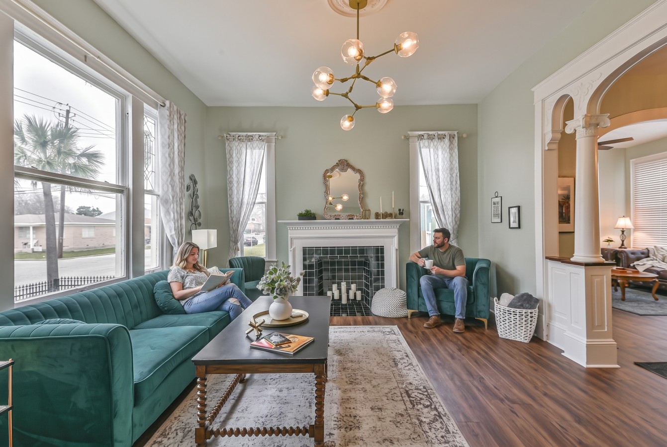 Belle Suite - Curl up with a good book in the inviting living room