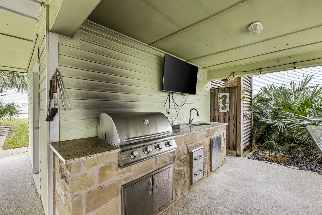 The perfect setup for outdoor cooking and entertaining