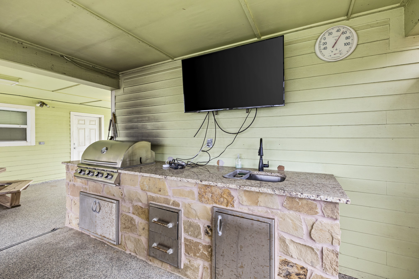 Cook, serve, and relax in this convenient outdoor kitchen