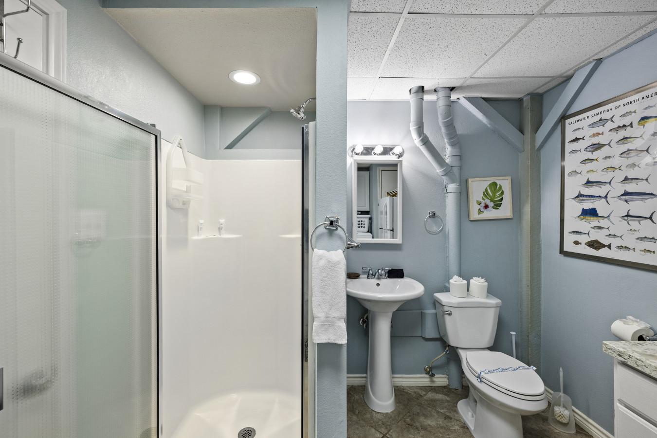 Refresh and recharge in this simple, well-equipped bathroom