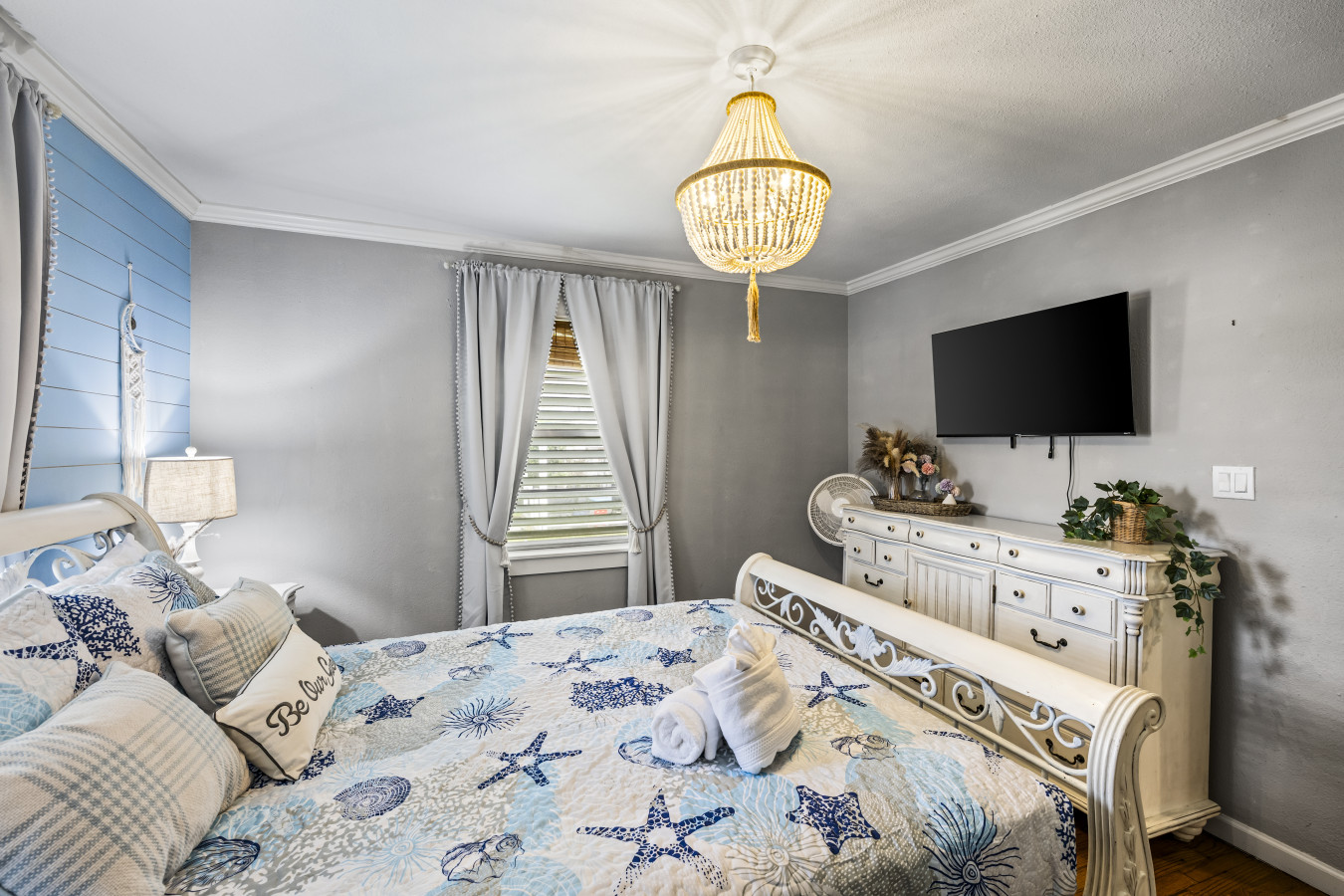 This bedroom has a queen sized bed