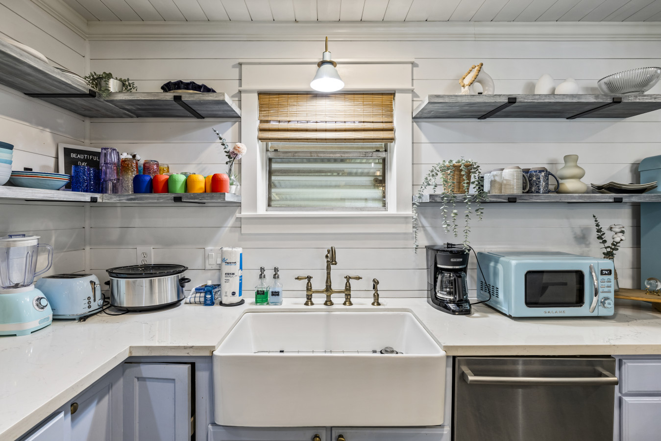 A fresh and tidy space to handle all your kitchen needs