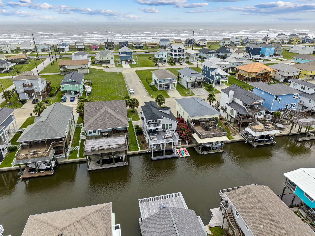 Canal views, coastal vibes & a neighborhood you'll love