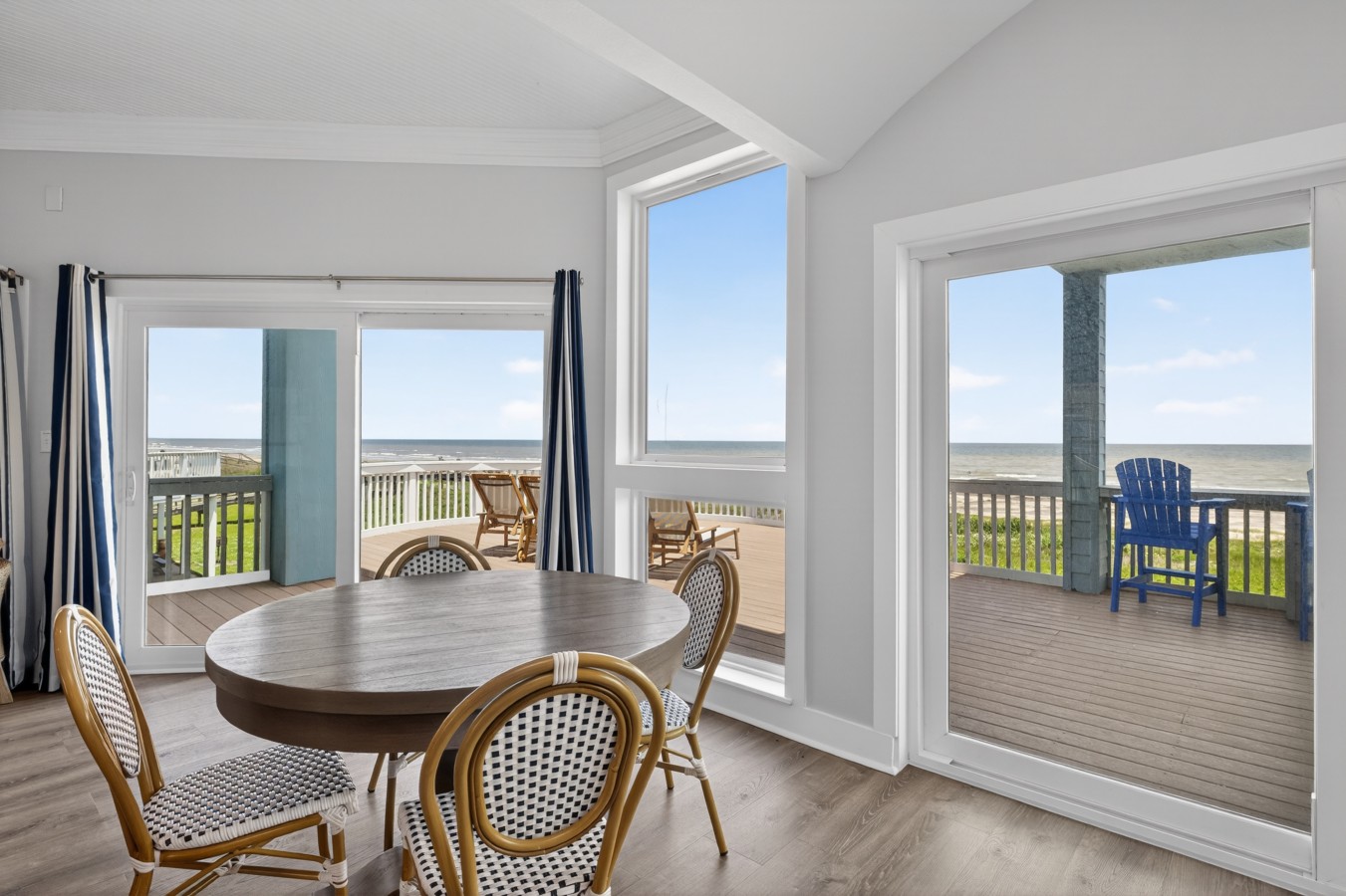 Every meal comes with a breathtaking ocean view