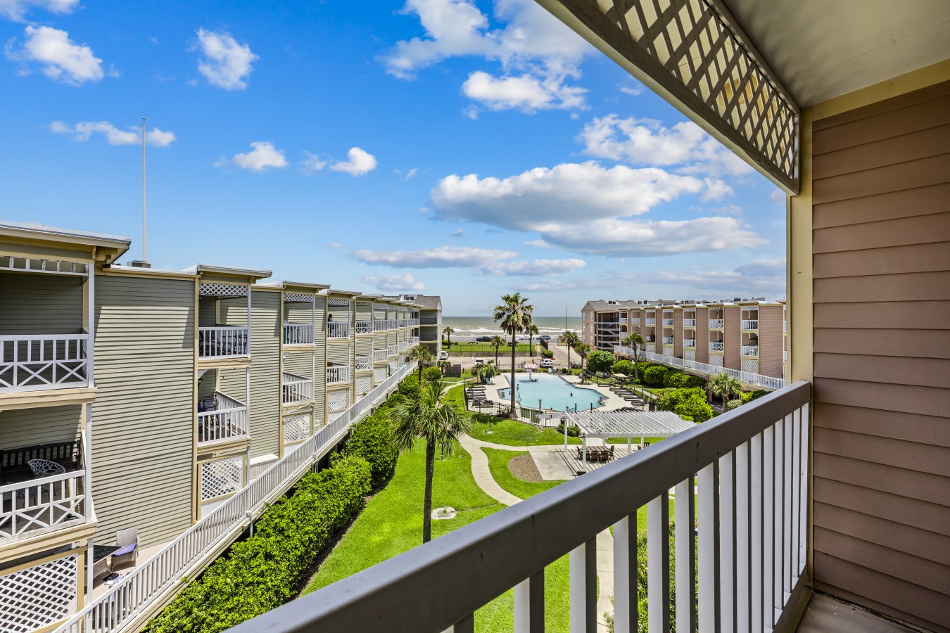 Relax & unwind with a stunning pool & ocean view