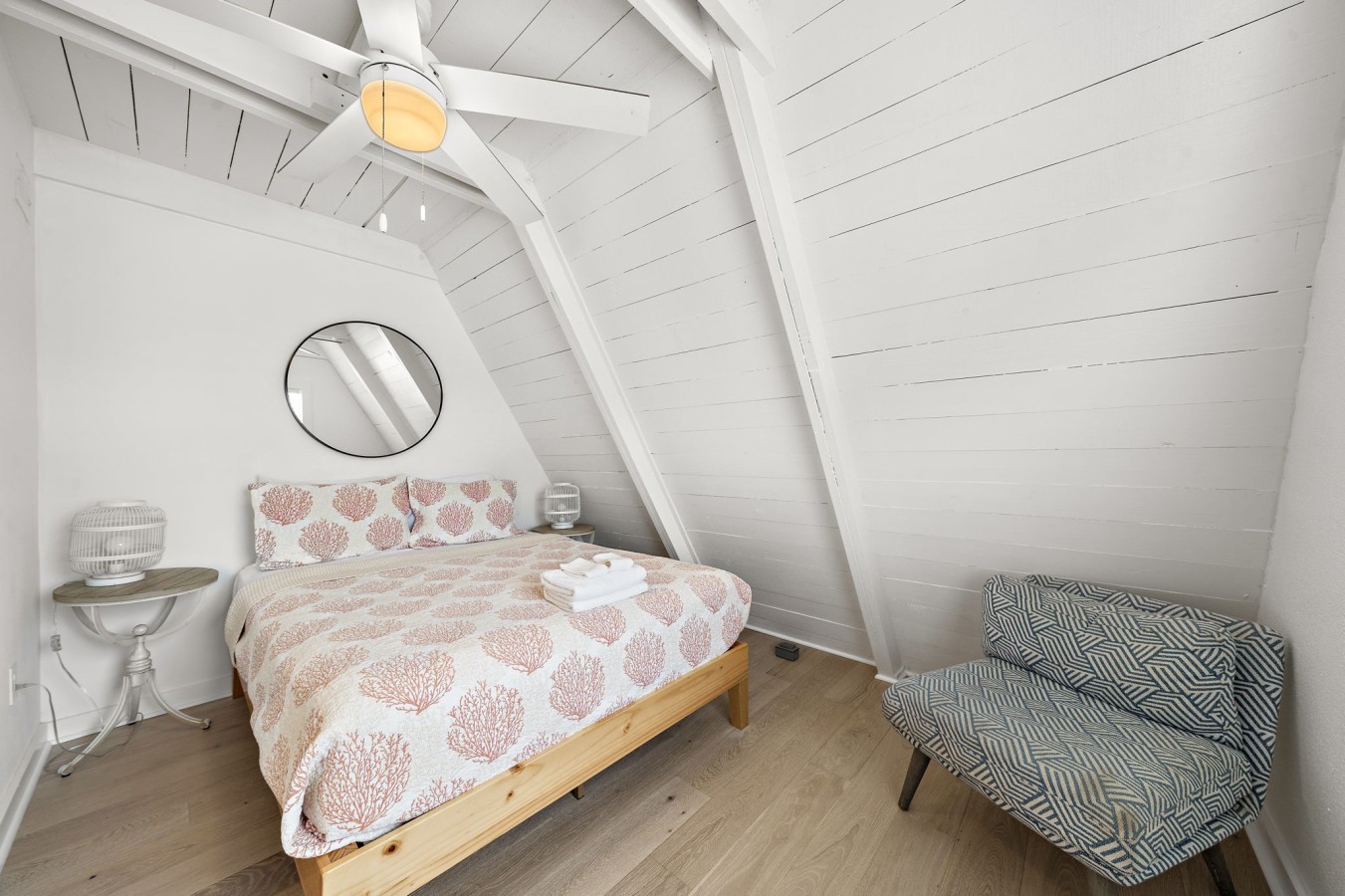This bedroom has a queen sized bed