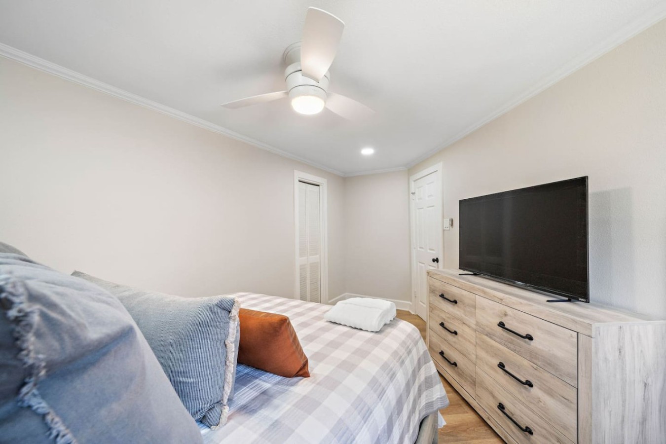 This bedroom has a queen sized bed