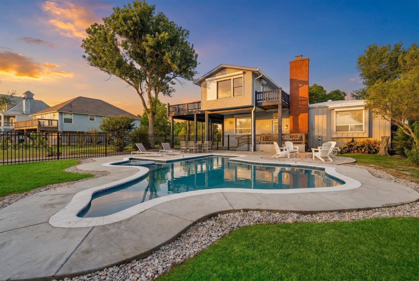 Relax by the pool & soak up the Texas sunshine